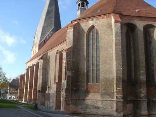 Dom mit Sonnenuhr